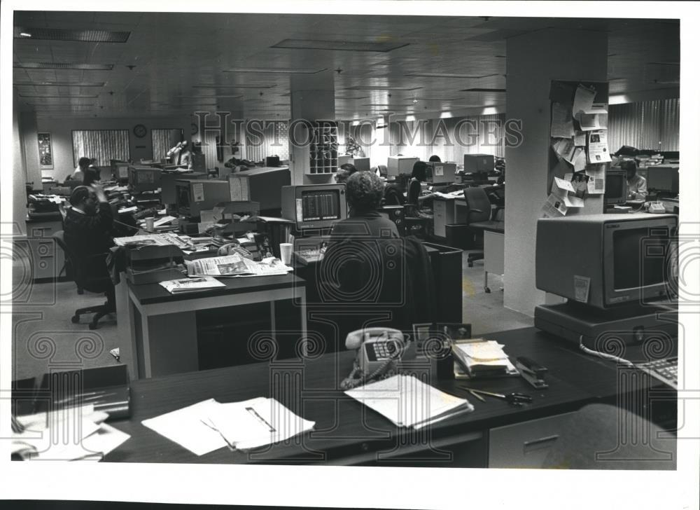 1990 Press Photo People working in the Milwaukee Journal Sentinel newsroom