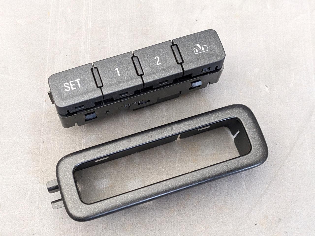 OEM 2015-2019 Chevy TAHOE ESCALADE YUKON Left Memory Switch W/ Bracket 22894089