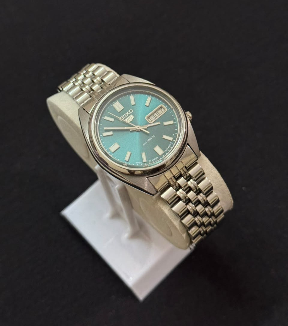 Vintage Seiko 5 Ca-7009 Automatic Teal Green Dial Day-Date Men’s Wrist Watch Vintage Seiko 5 Ca-7009 Automatic Teal Green Dial Day-Date Men’s Wrist Watch