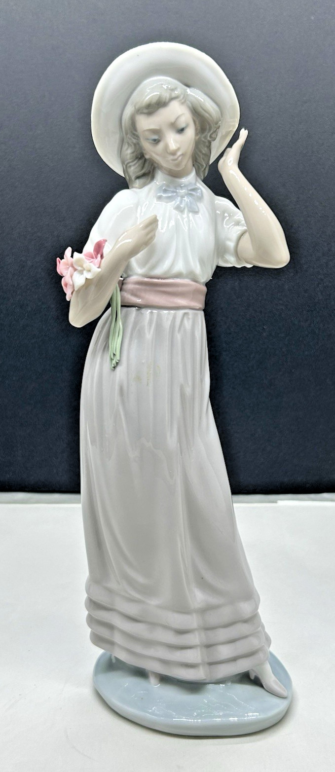Retired Lladro Nao Lady 