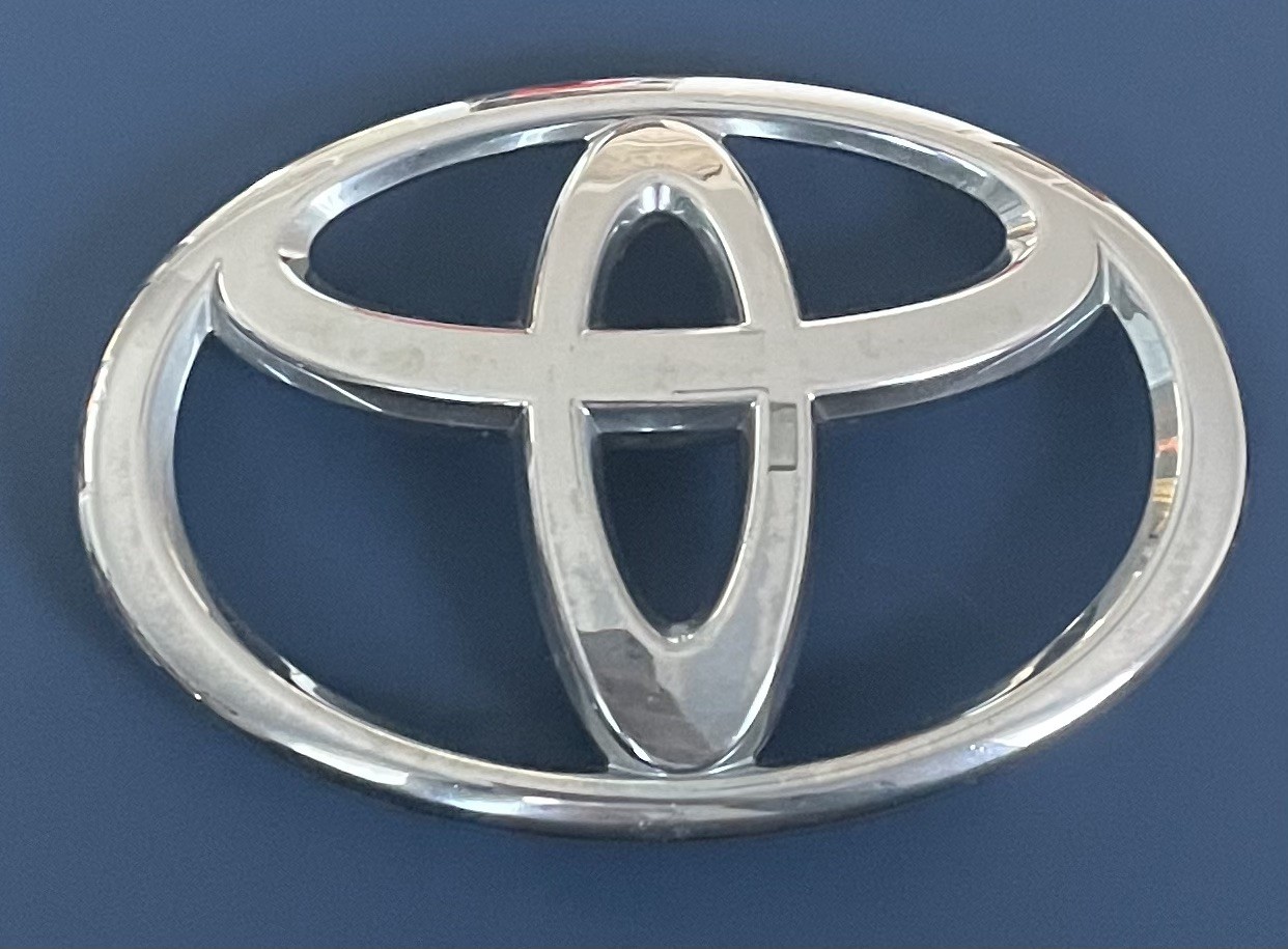 2010-2012 Toyota Avalon 2008-2011 Highlander Front Emblem OEM 90975-02100 2010-2012 Toyota Avalon 2008-2011 Highlander Front Emblem OEM 90975-02100