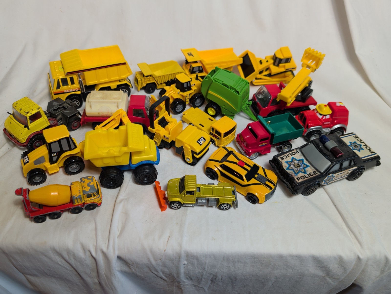 Construction Set Lot Of 16 Toy Cars Vehicles Die Cast Vintage Matchbox Maisto