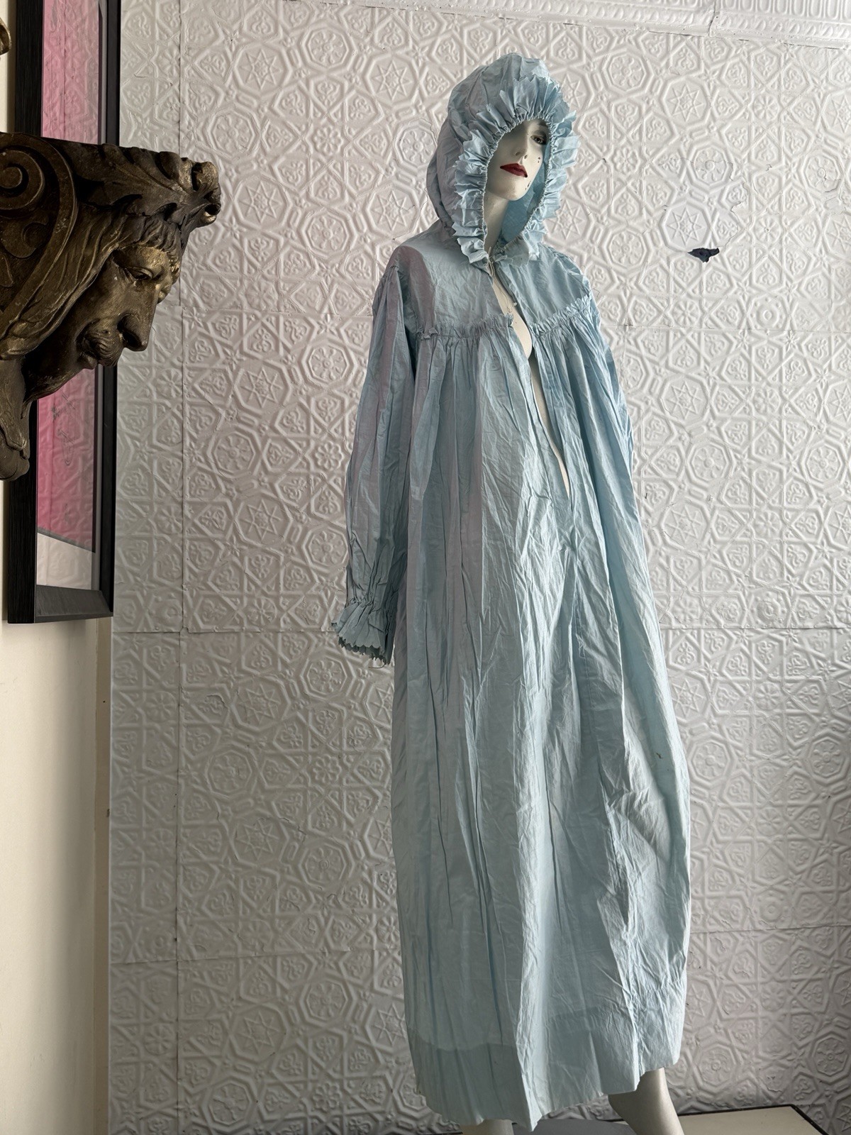 Antique Nightgown victorian hooded nightdress combing gown blue ruffle femme Antique Nightgown victorian hooded nightdress combing gown blue ruffle femme