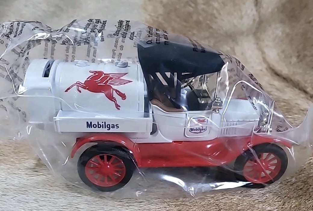 ERTL 1918 TANKER BANK #7520 MOBIL GAS 1992 Die Cast Bank RED/White NIB