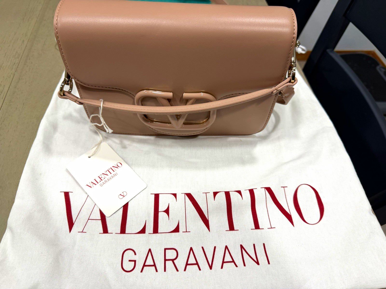 Valentino Garavani Loco Shoulder Bag Pink Magnetic, Adjustable Detachable Strap Valentino Garavani Loco Shoulder Bag Pink Magnetic, Adjustable Detachable Strap