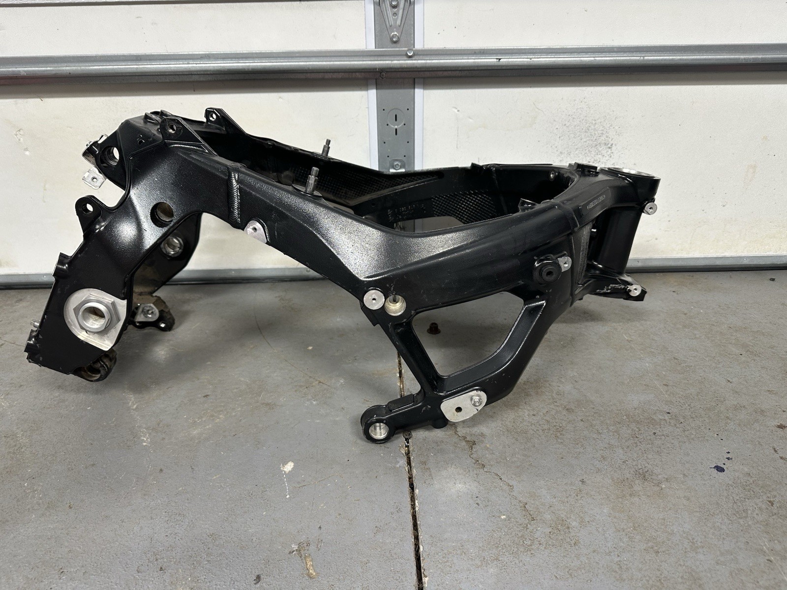 2020 - 2025 BMW S1000RR FRAME MAIN CHASSIS BLACK STRAIGHT Salvage T1T1E #11 2020 - 2025 BMW S1000RR FRAME MAIN CHASSIS BLACK STRAIGHT Salvage T1T1E #11