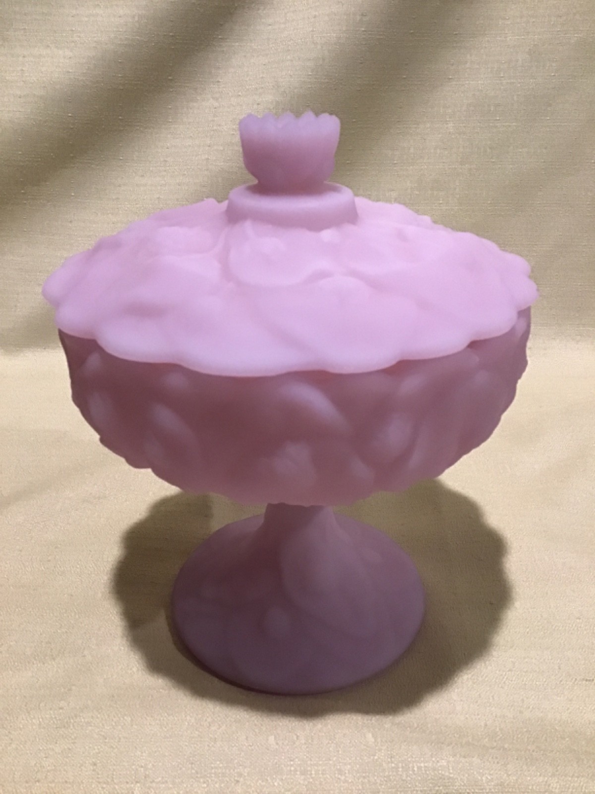 Beautiful Fenton Lavender Satin Glass Water Lily Lidded Pedestal Candy Dish Rare