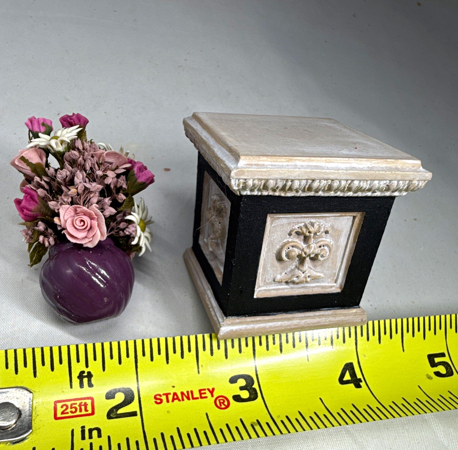 Vintage CAMERON 1:12 Dollhouse Pedestal w Floral Arrangement Miniature - #109 Vintage CAMERON 1:12 Dollhouse Pedestal w Floral Arrangement Miniature - #109