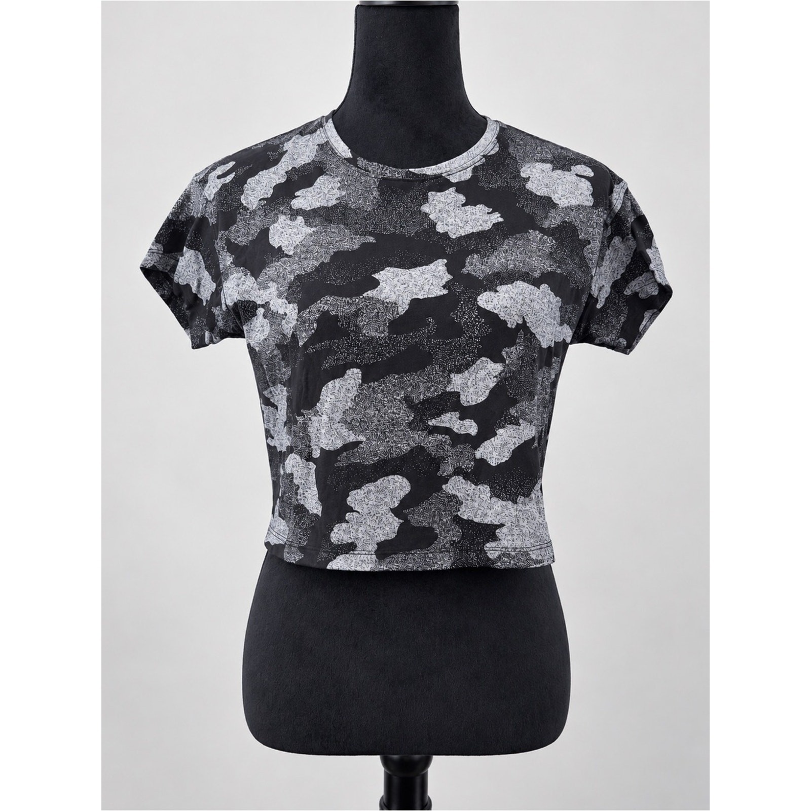 Lululemon Cates Tee Train Size 4 Black Gray Camo Cropped Short Sleeve Top