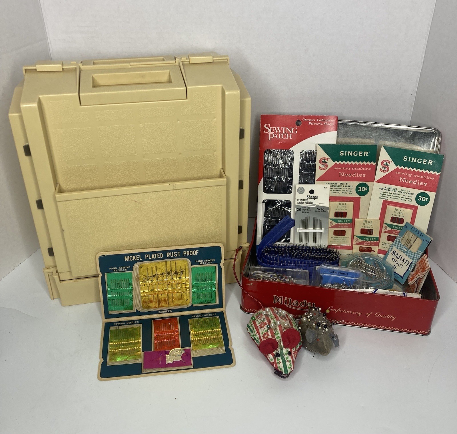 VTG 1983 Singer World Wide Media Sewing Fold-Out Carry Case Organizer & Accessor