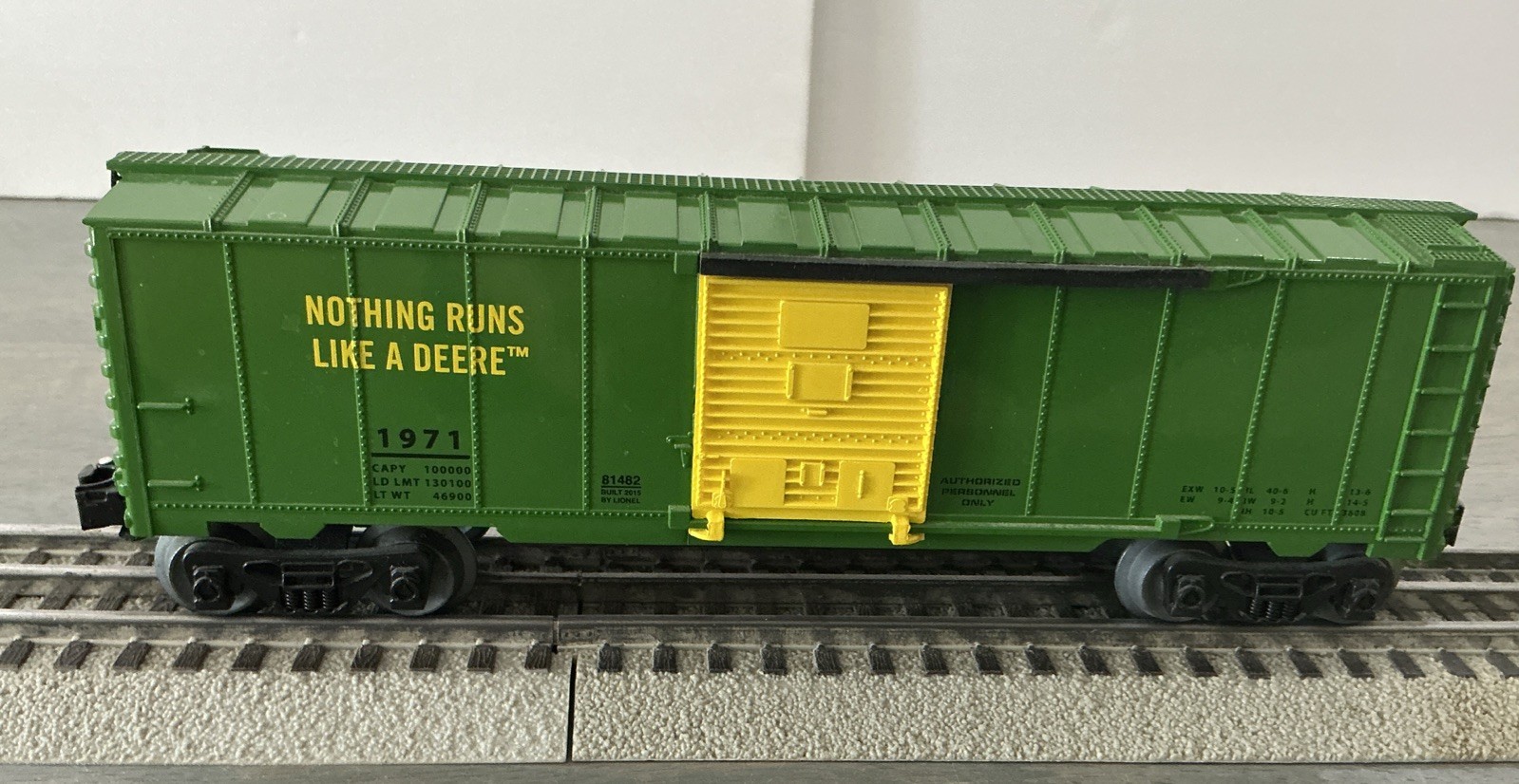 Lionel 81482 John Deere boxcar #1971 Lionel 81482 John Deere boxcar #1971