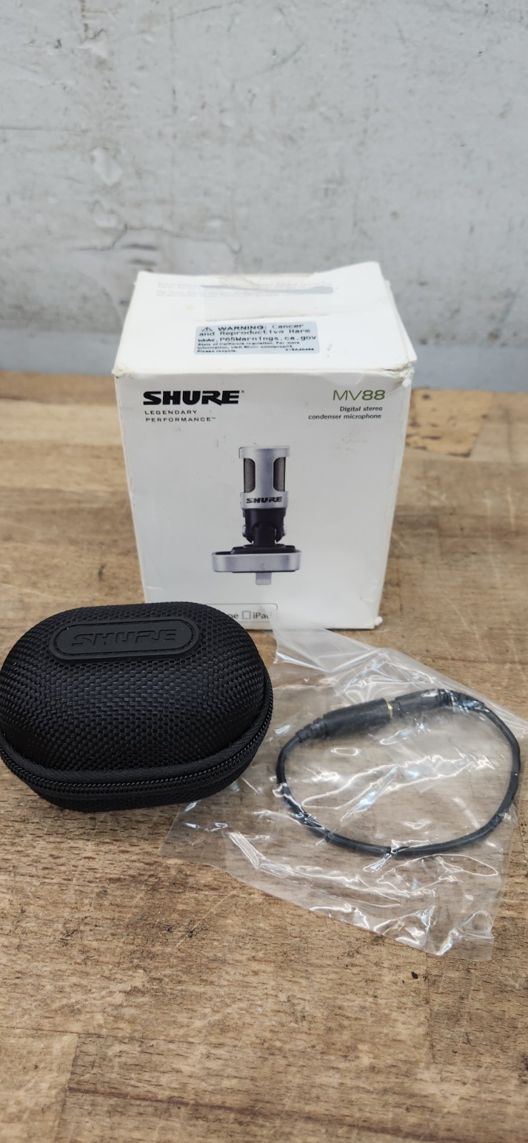 Shure MV 88 Digital Plug-In Stereo Condenser Microphone **Apple Lightning Port**