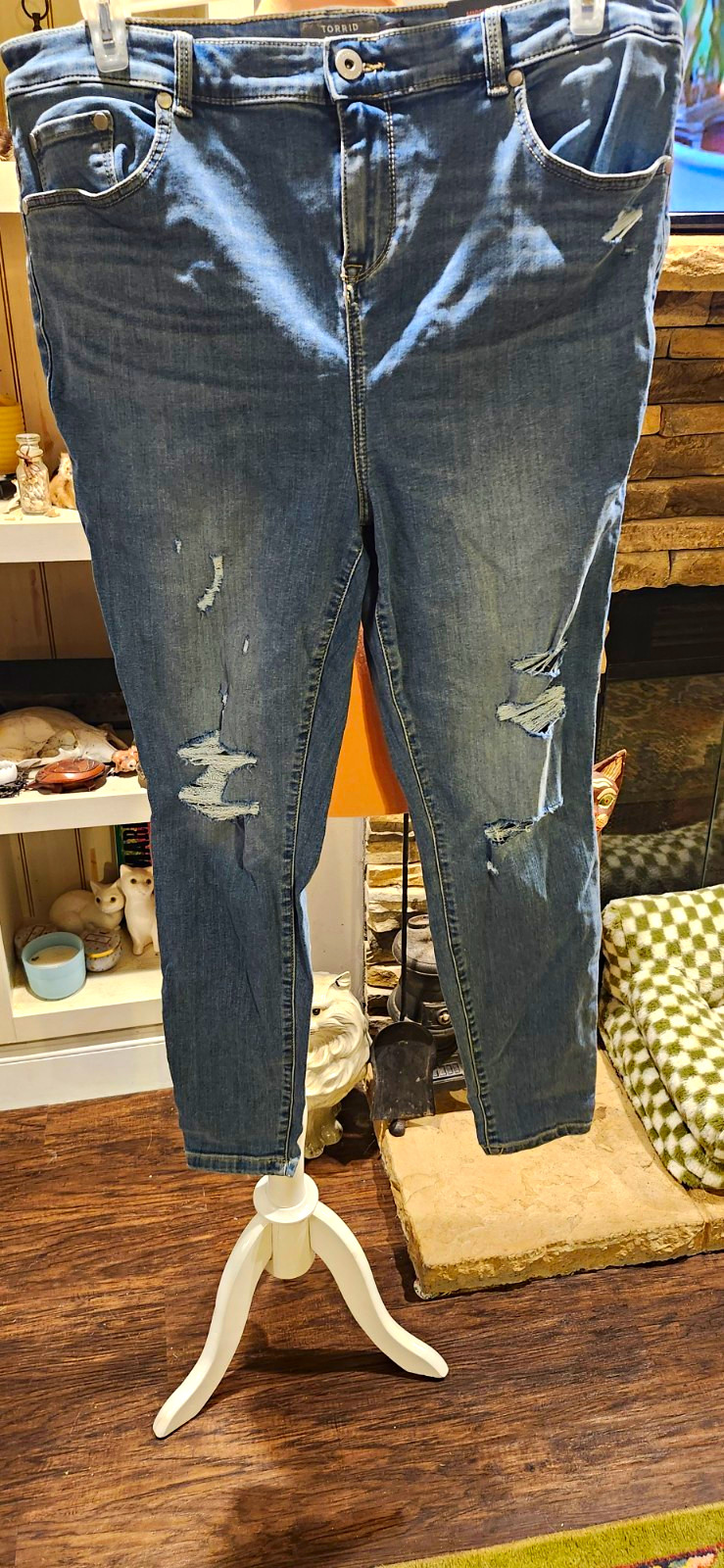 Torrid #FeelTheFit Mid Rise Midfit Skinny Jeans Medium Wash Distress Stretch 18