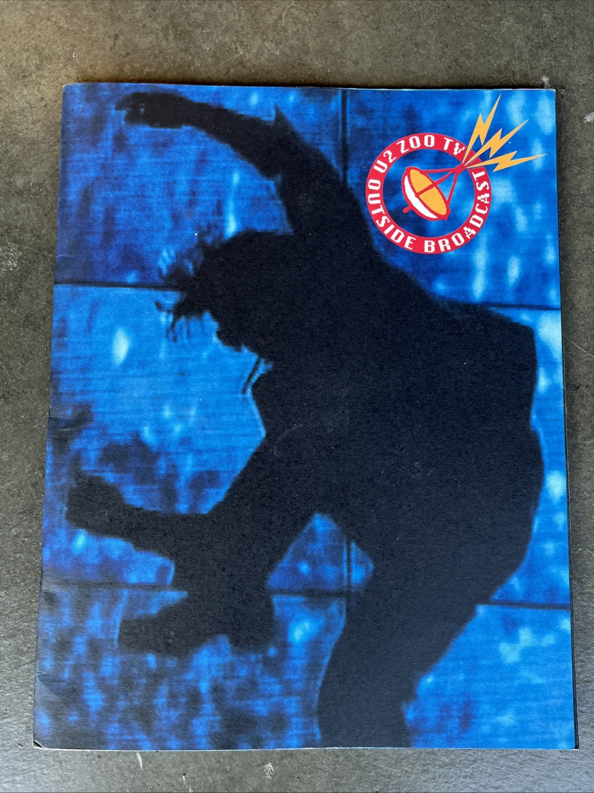 RARE U2 (1992) ZOO TV OUTSIDE BROADCAST CONCERT TOUR PROGRAM BOOK EXC COND RARE U2 (1992) ZOO TV OUTSIDE BROADCAST CONCERT TOUR PROGRAM BOOK EXC COND