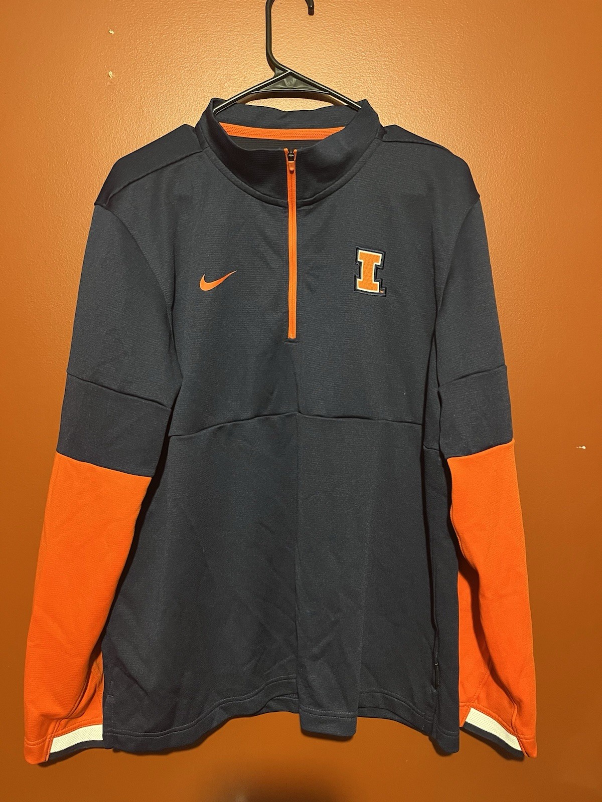 Nike Illinois Fighting Illini Dri Fit 1/4 Zip Jacket L Pullover NCAA On Field Nike Illinois Fighting Illini Dri Fit 1/4 Zip Jacket L Pullover NCAA On Field