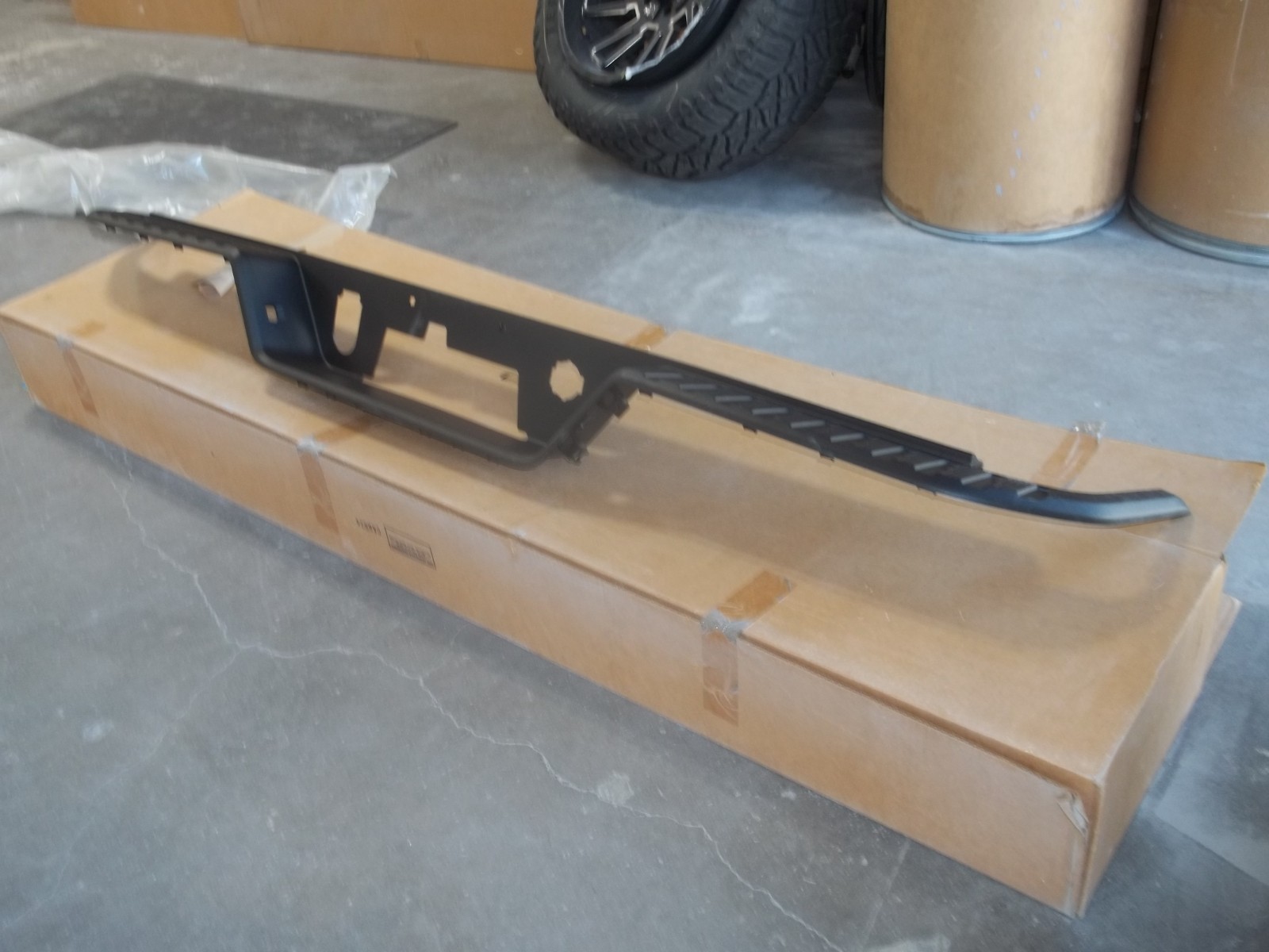 NEW OEM 2019-2023 Chevy Silverado 1500 Rear Bumper Fascia Step Pad 84564764