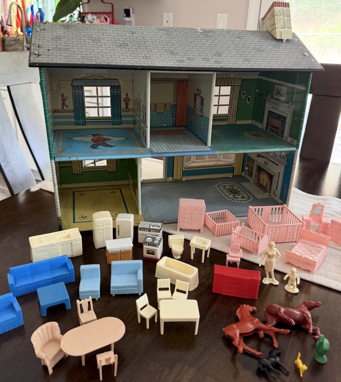 VINTAGE 1940-50\'S MARX TIN TOY DOLLHOUSE FAMILY FIGURES  FULL OF FURNITURE