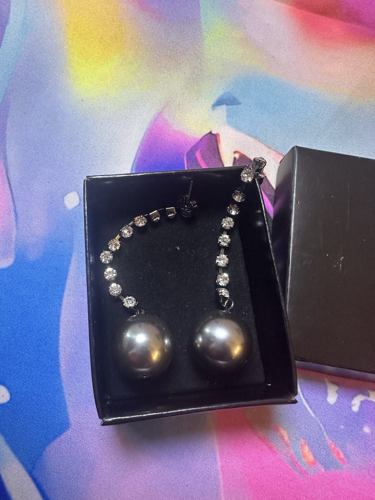 Large Mixed Costume Jewelry Lot Necklaces Earrings Brooches Rhinestone
