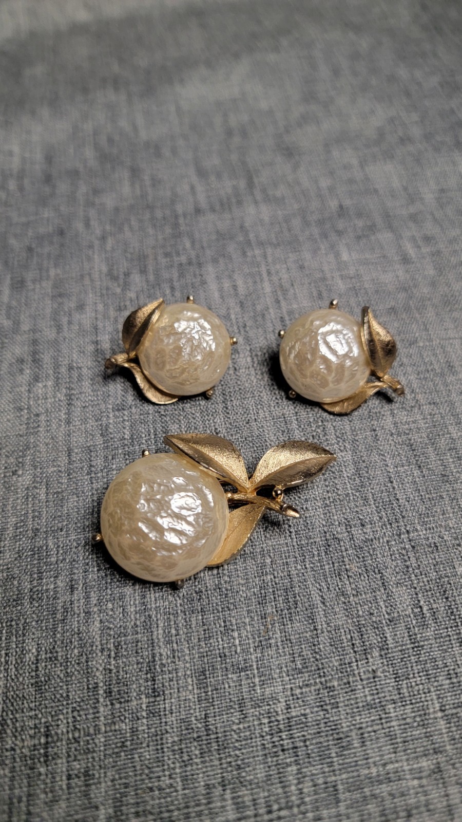 Vtg Sarah\'s Coventry Gold Tone Baroque Faux Pearl Brooch And Earrings Set Vtg Sarah\'s Coventry Gold Tone Baroque Faux Pearl Brooch And Earrings Set