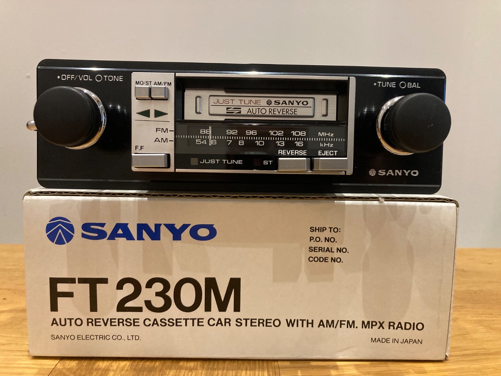 SANYO FT230 CAR RADIO CASSETTE BRAND NEW 1970s.MADE IN JAPAN