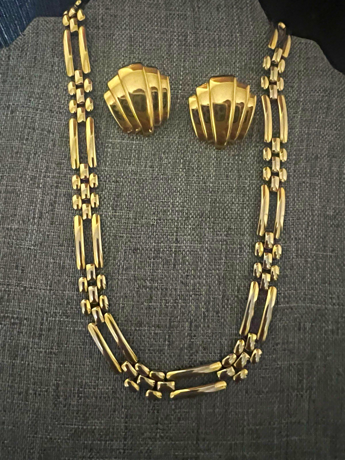 Monet Signed Gold Tone Metal Jewelry Set Necklace & Clip-On Earrings