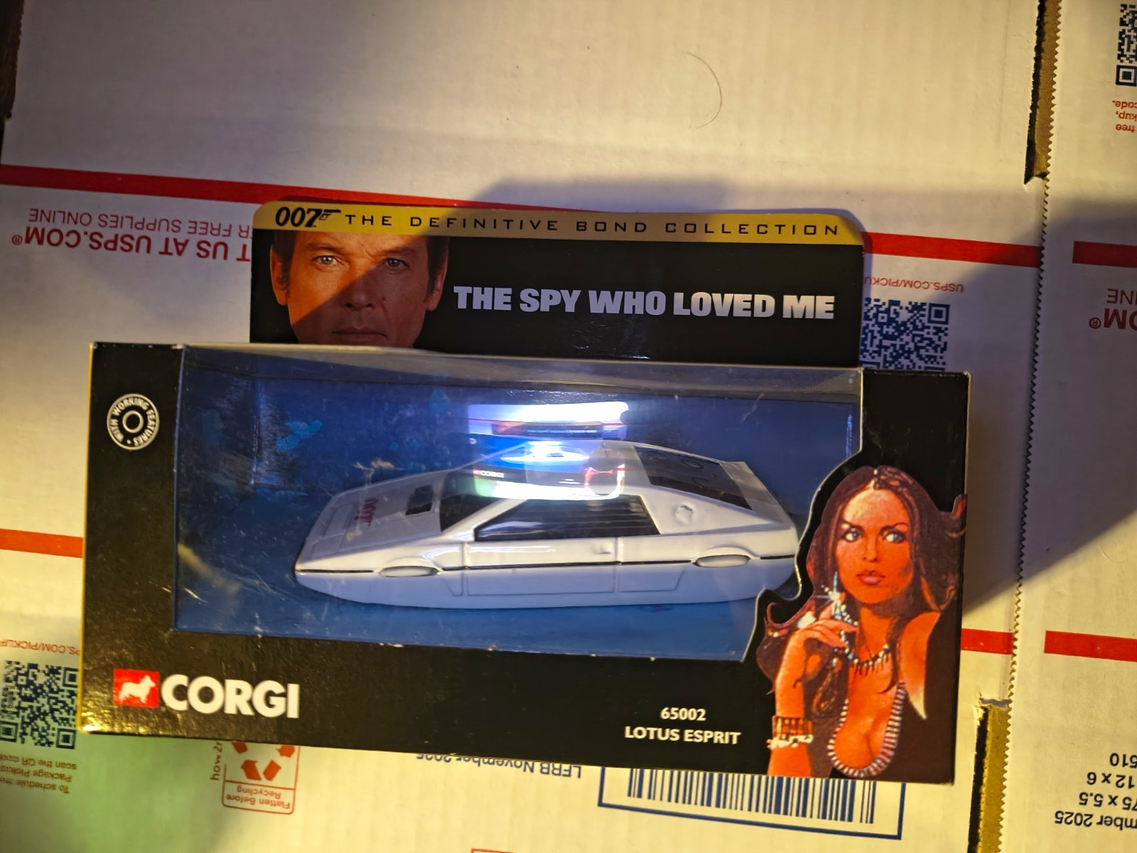 Corgi Definitive Bond Collection 007 Lotus Esprit 1:43 White Diecast w/ Case