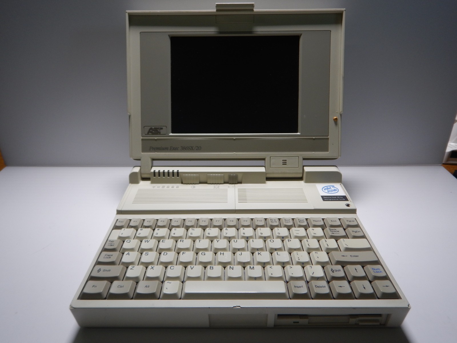 AST Premium Exec 386SX/20 Model 43V Vintage Laptop - SOLD AS IS - FOR PARTS AST Premium Exec 386SX/20 Model 43V Vintage Laptop - SOLD AS IS - FOR PARTS