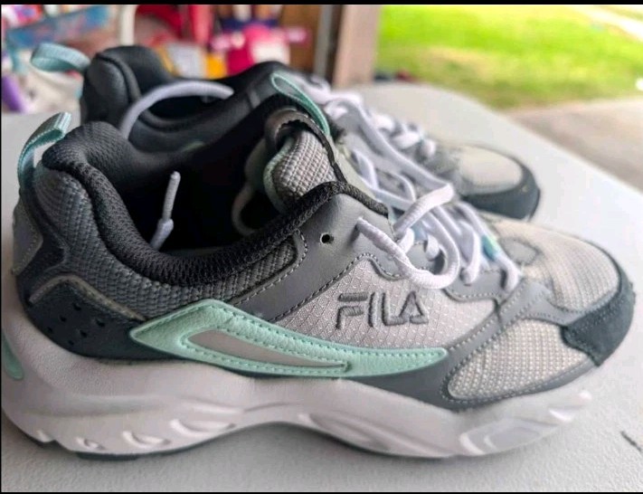 FILA Men\'s Lace Up Low Top Athletic Sneakers Solid Gray White Green