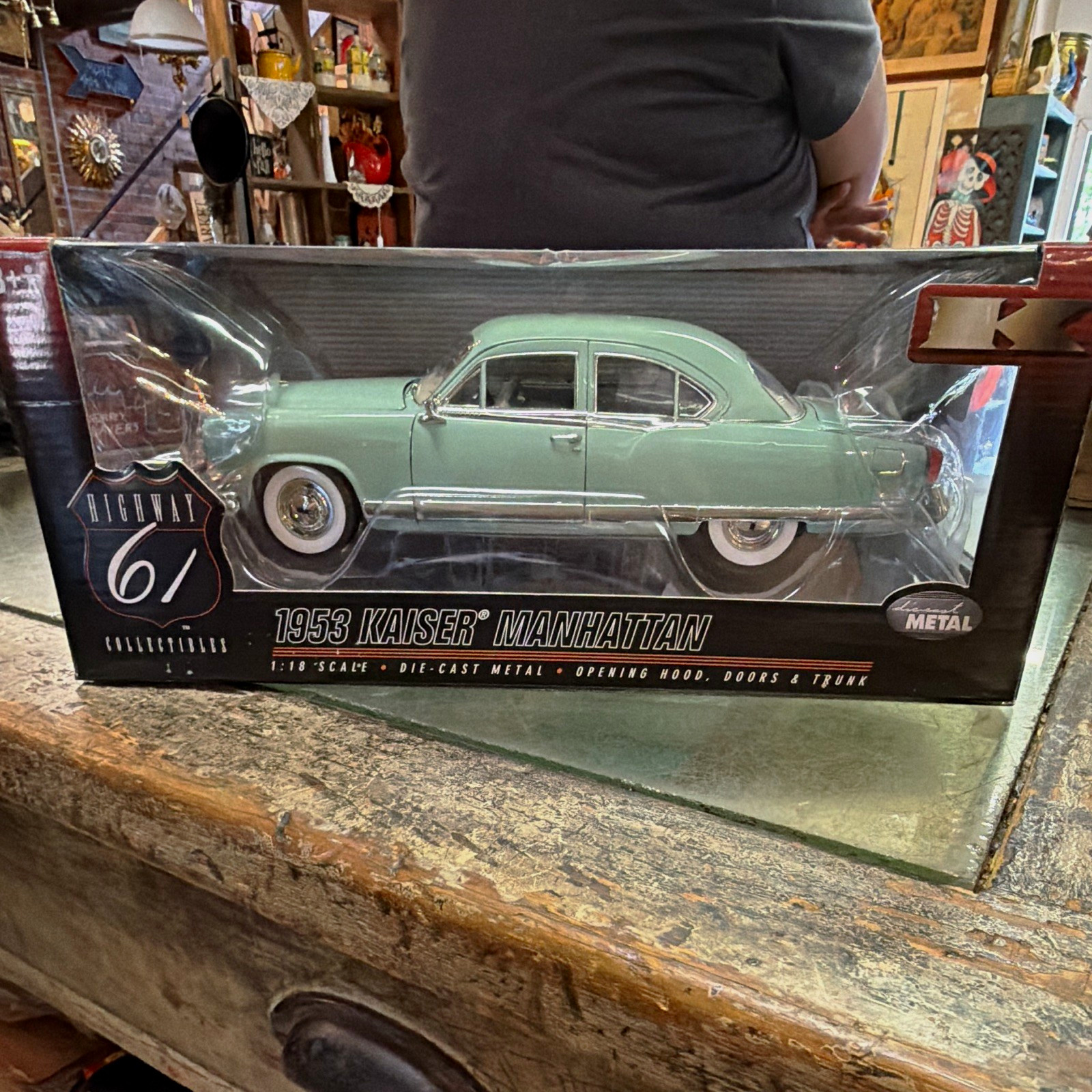 Highway 61 1953 Kaiser Manhattan 1:18 Diecast Metal Green Opening Parts