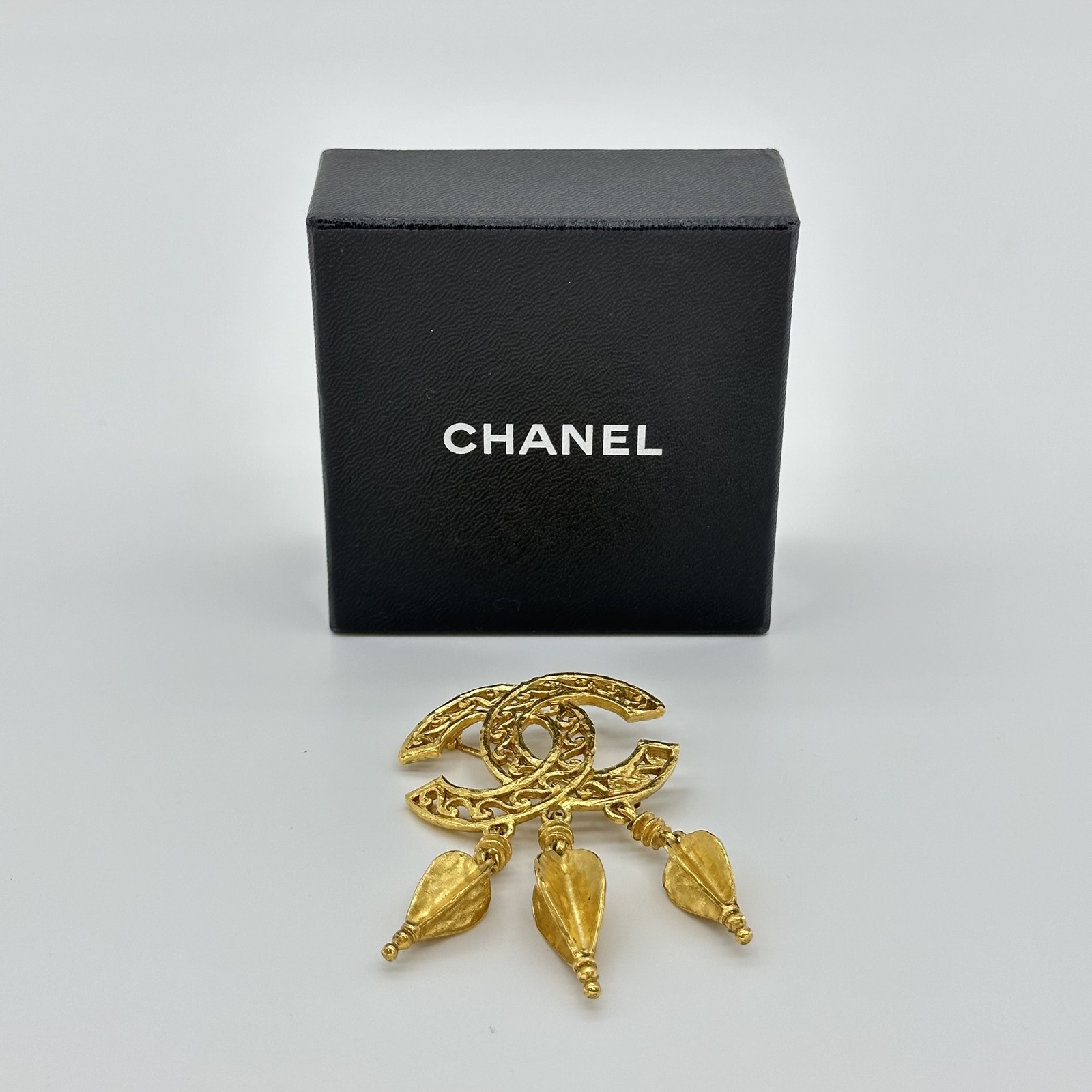 Chanel Vintage Coco Mark Swing Brooch Fringe Brooch Pin Gold 95A
