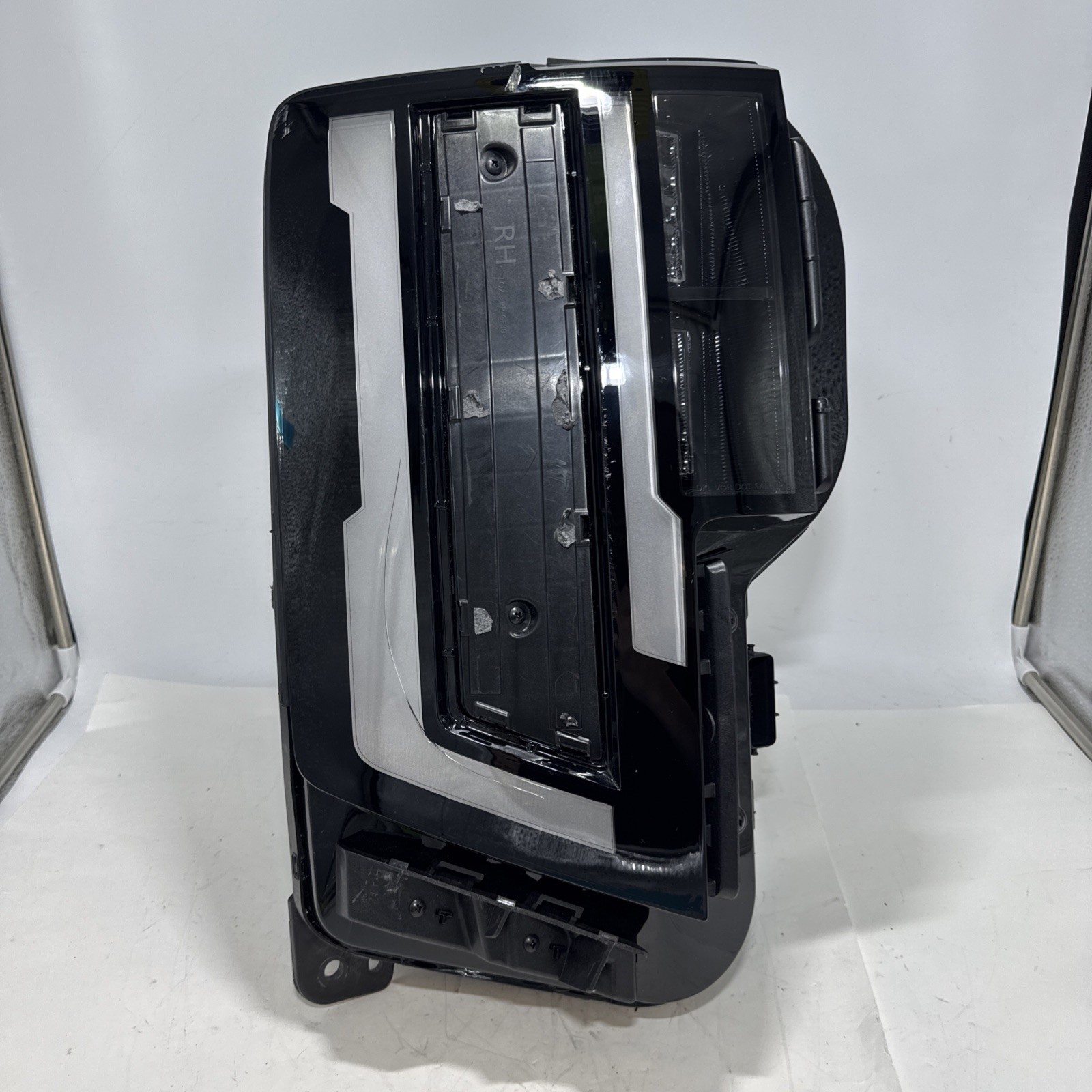 OEM 2027 Kia Telluride Right Passenger Side LED Headlight 92102-P8000 Damaged