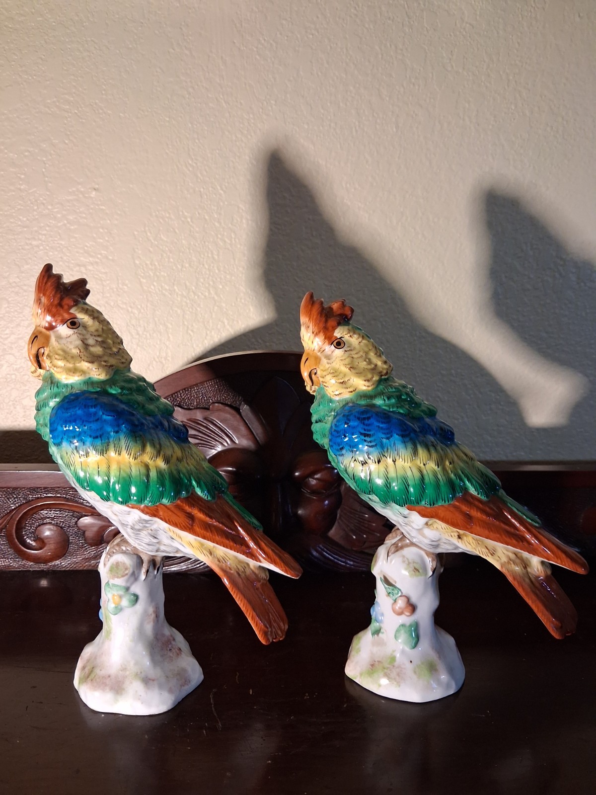 PR ANTIQUE PARIS DE PORCELAINE FRANCE SWORDS MARK PARROTS FIGURINES RARE FIND 8