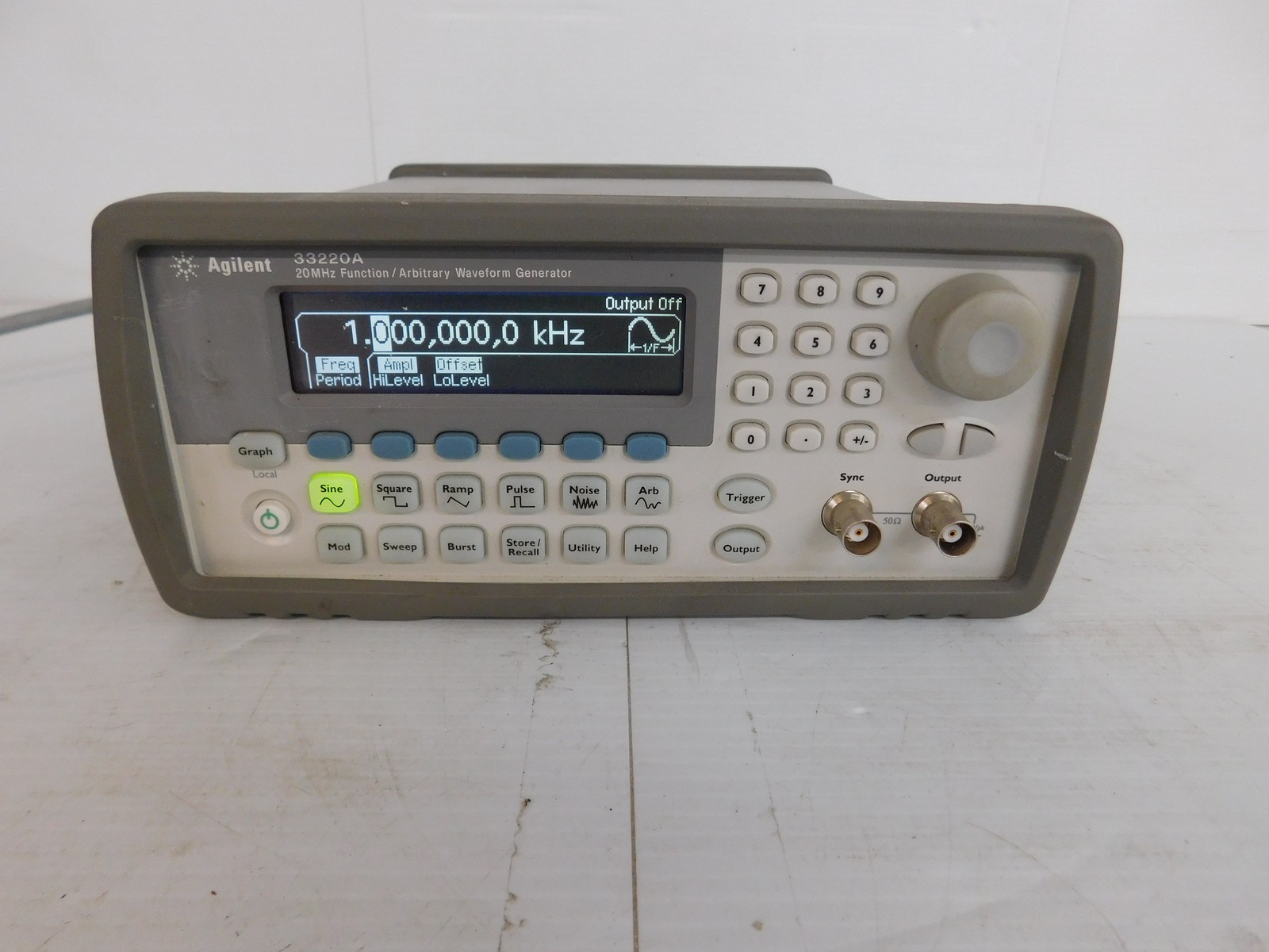 ^^AGILENT  33220A 20MHz FUNCTION / ARBITRARY WAVEFORM GENERATOR  (ZSQ3)