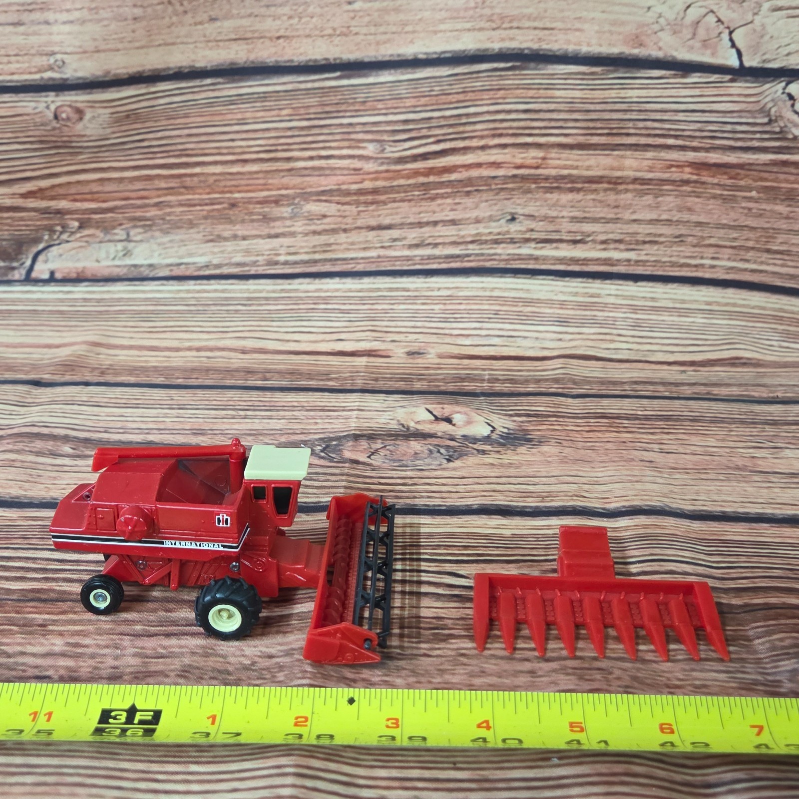 Vtg Ertl 1/64 die-cast International harvester IH combine w/bean & corn heads Vtg Ertl 1/64 die-cast International harvester IH combine w/bean & corn heads