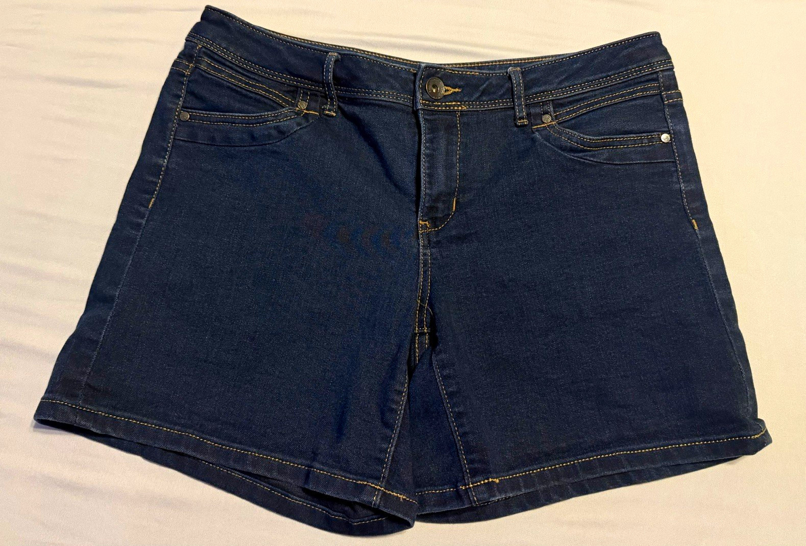 Simply Vera Vera Wang Size 6 Dark Wash Blue Denim Shorts Mid Rise Pockets Simply Vera Vera Wang Size 6 Dark Wash Blue Denim Shorts Mid Rise Pockets