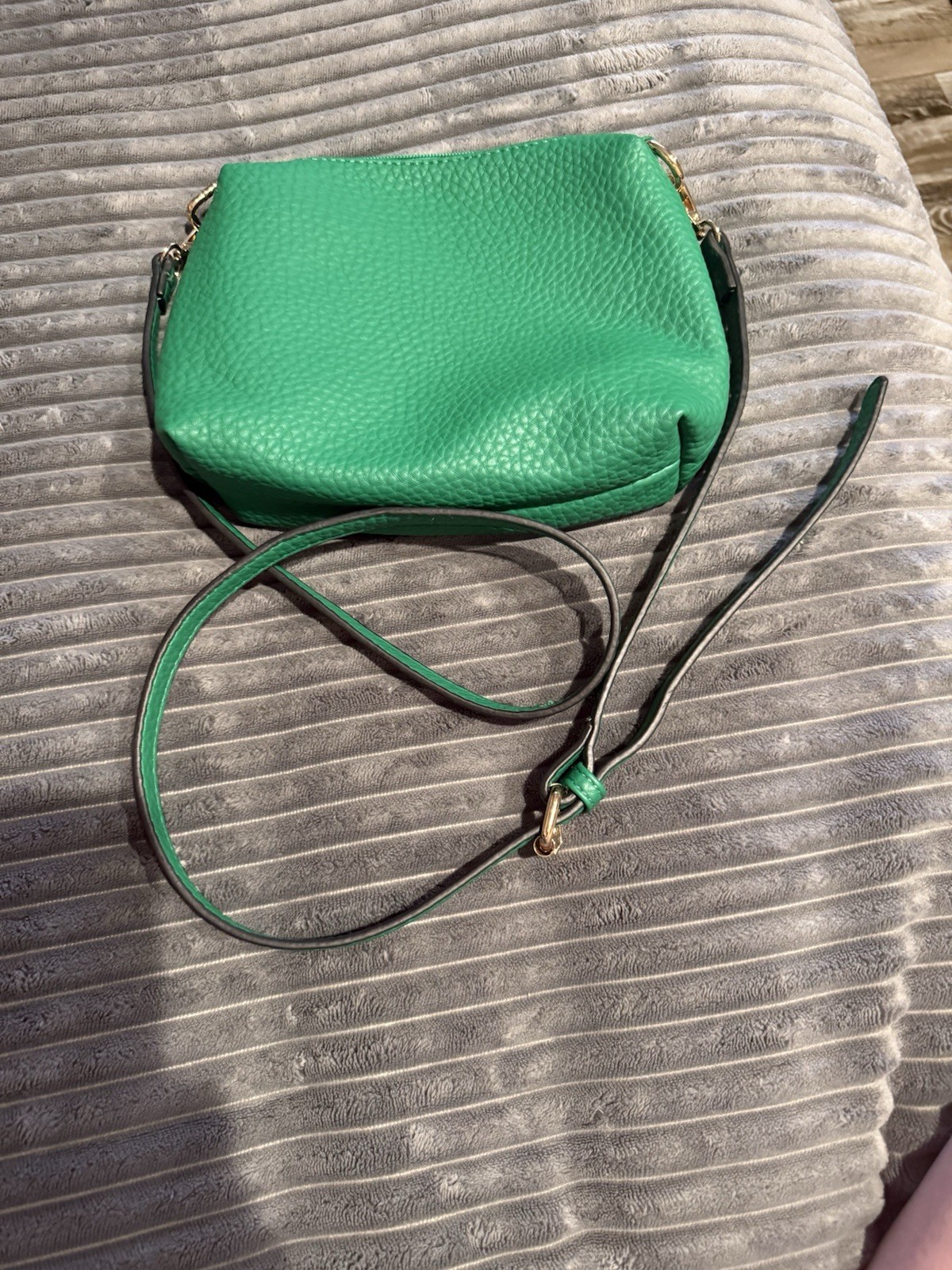 JENN & CO Green Pebbled Zip Crossbody Bag, Detachable Strap, Pockets