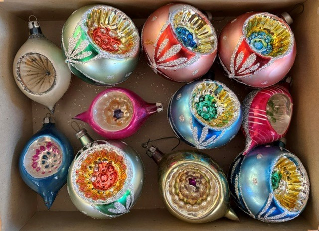 Vintage 1940-50s Mixed Set of 11 Christmas Ornaments Shiny Brite + Others w/ Box Vintage 1940-50s Mixed Set of 11 Christmas Ornaments Shiny Brite + Others w/ Box