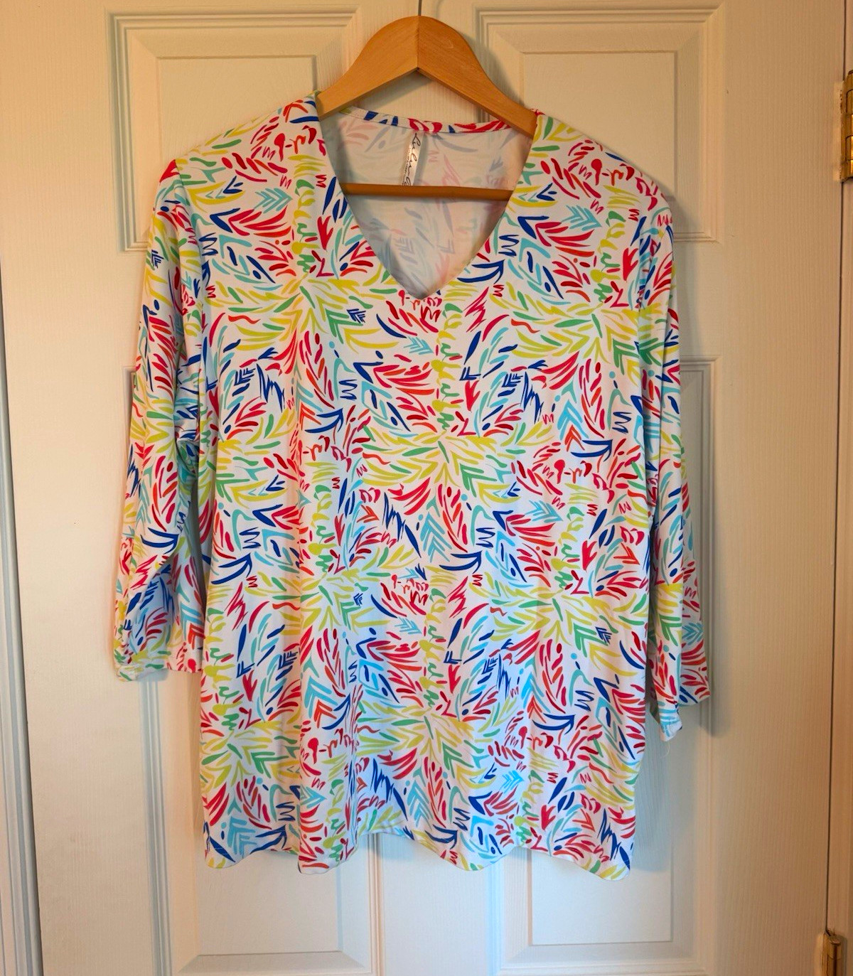 Lulu B Women’s XL Multicolor Floral V-Neck 3/4 Sleeve Knit Pullover blouse. Lulu B Women’s XL Multicolor Floral V-Neck 3/4 Sleeve Knit Pullover blouse.
