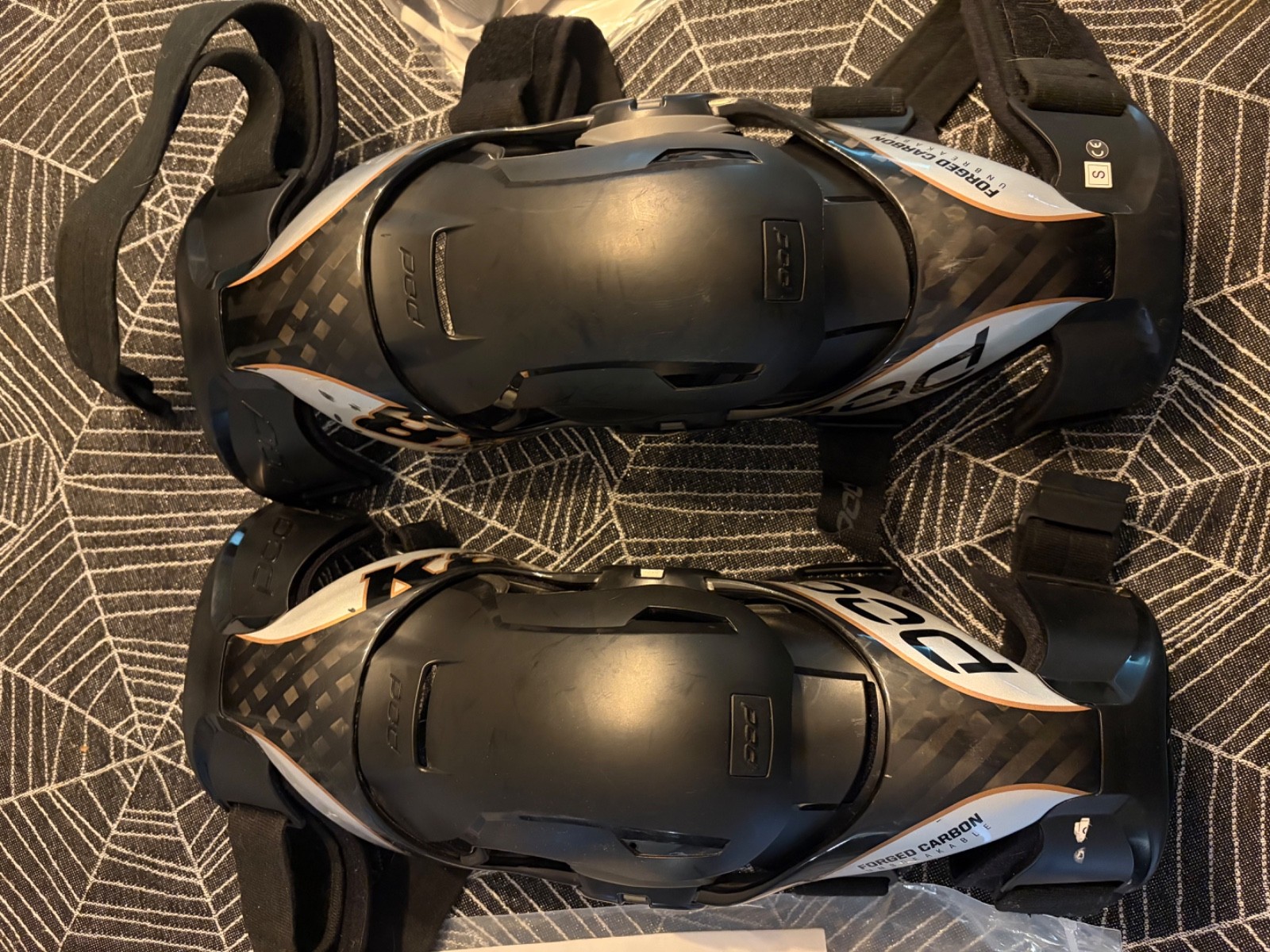 POD K8 2.0 Carbon Fiber Knee Braces ADULT SMALL (PAIR) POD K8 2.0 Carbon Fiber Knee Braces ADULT SMALL (PAIR)