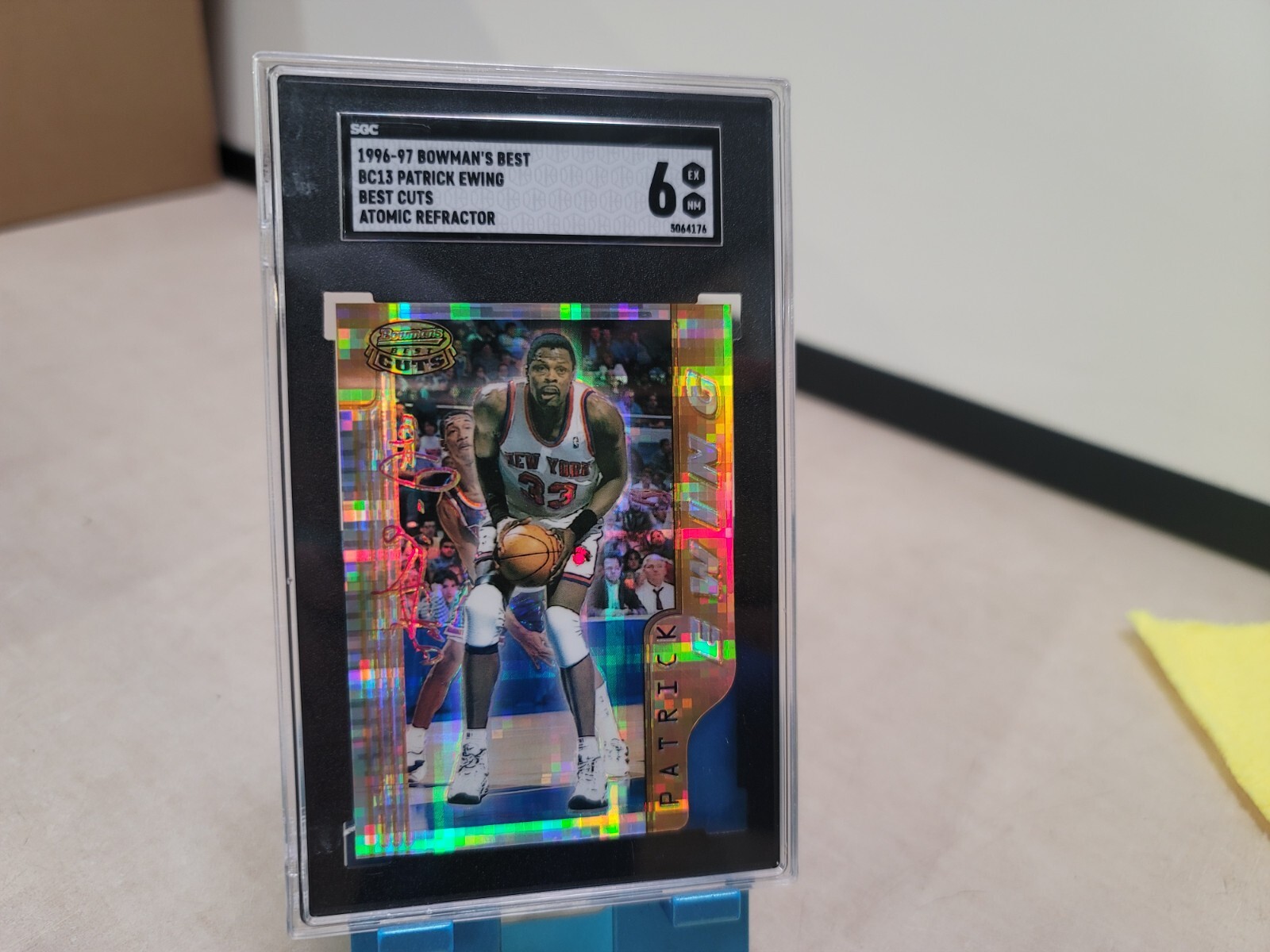 1996-97 Bowman\'s Best Cuts Die-Cut Atomic Refractor #BC13 SGC 6 CRACK IN SLAB 1996-97 Bowman\'s Best Cuts Die-Cut Atomic Refractor #BC13 SGC 6 CRACK IN SLAB
