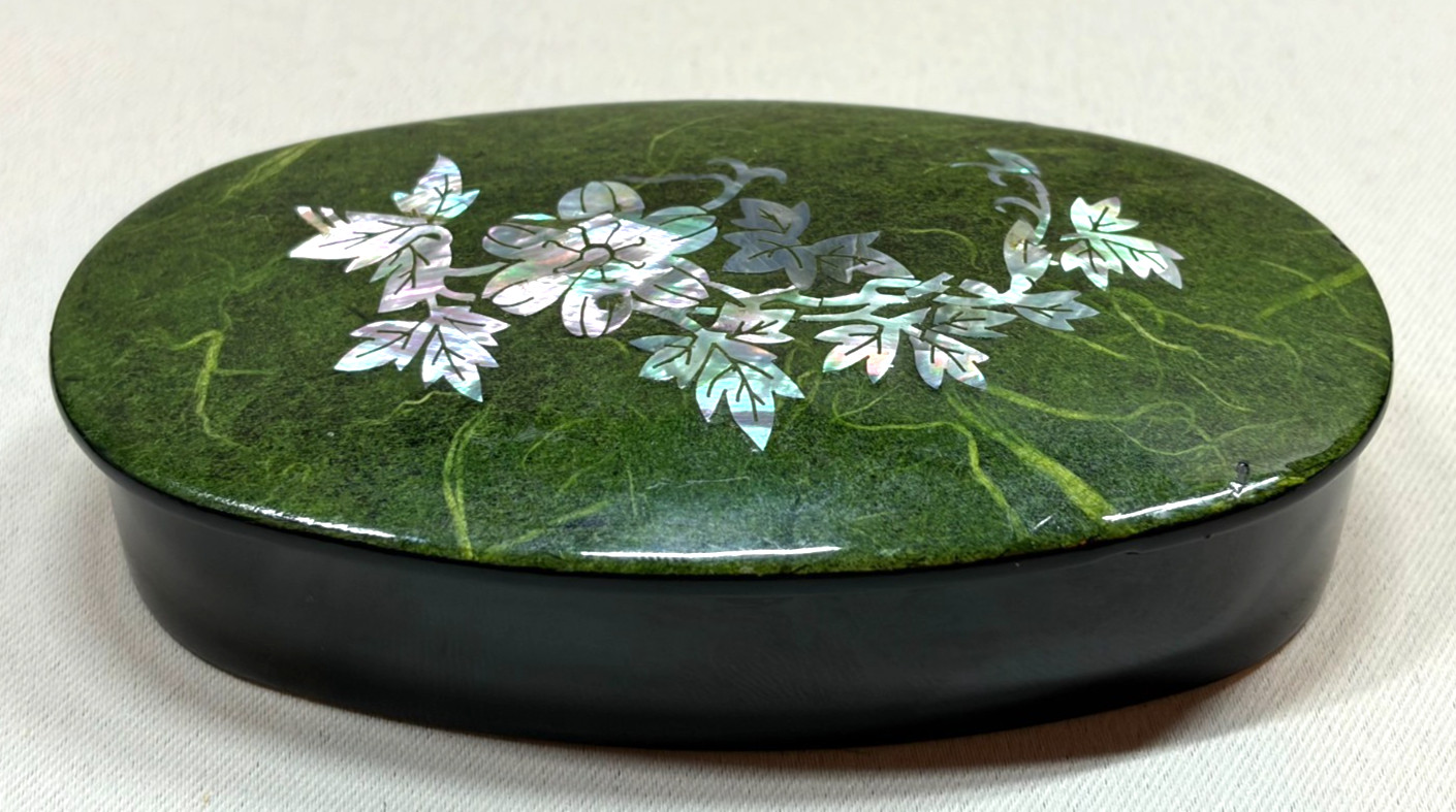 Vtg Korean Najeon Chilgi Green Lacquer Mother of Pearl Inlay Oval Trinket Box