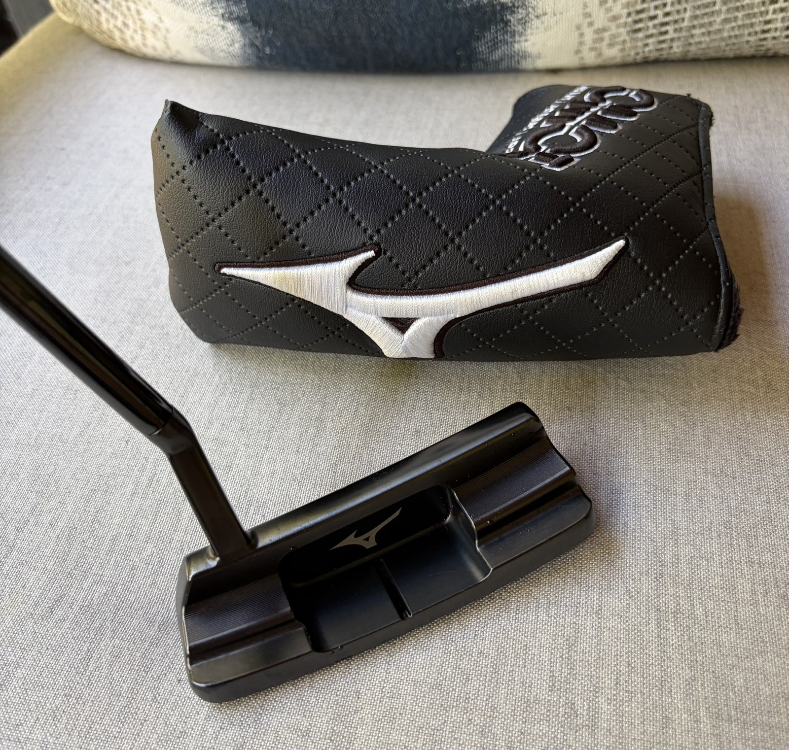 MIzuno M-Craft OMOI Type 01 Black Ion milled Putter; 34 Inches, excellent  