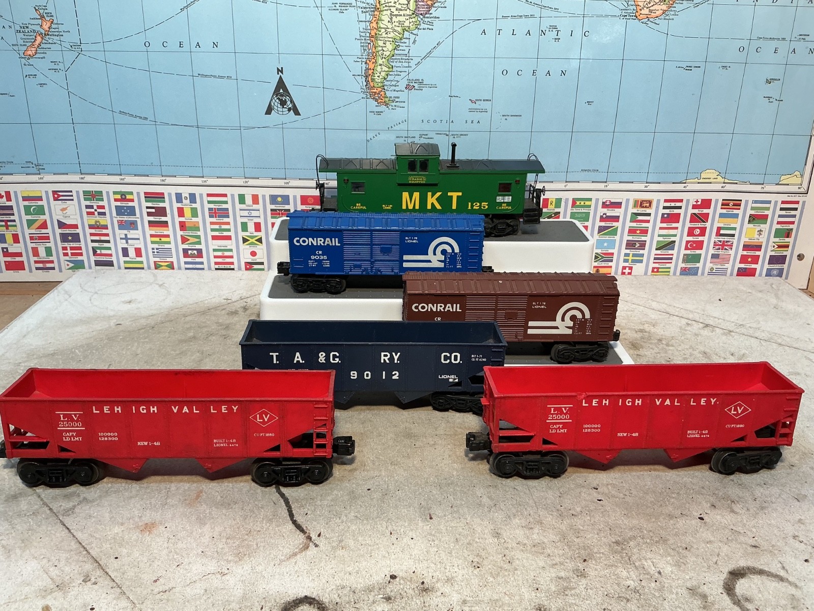 Lionel Modern Era lot of 6  Hopper / Box freight cars   027