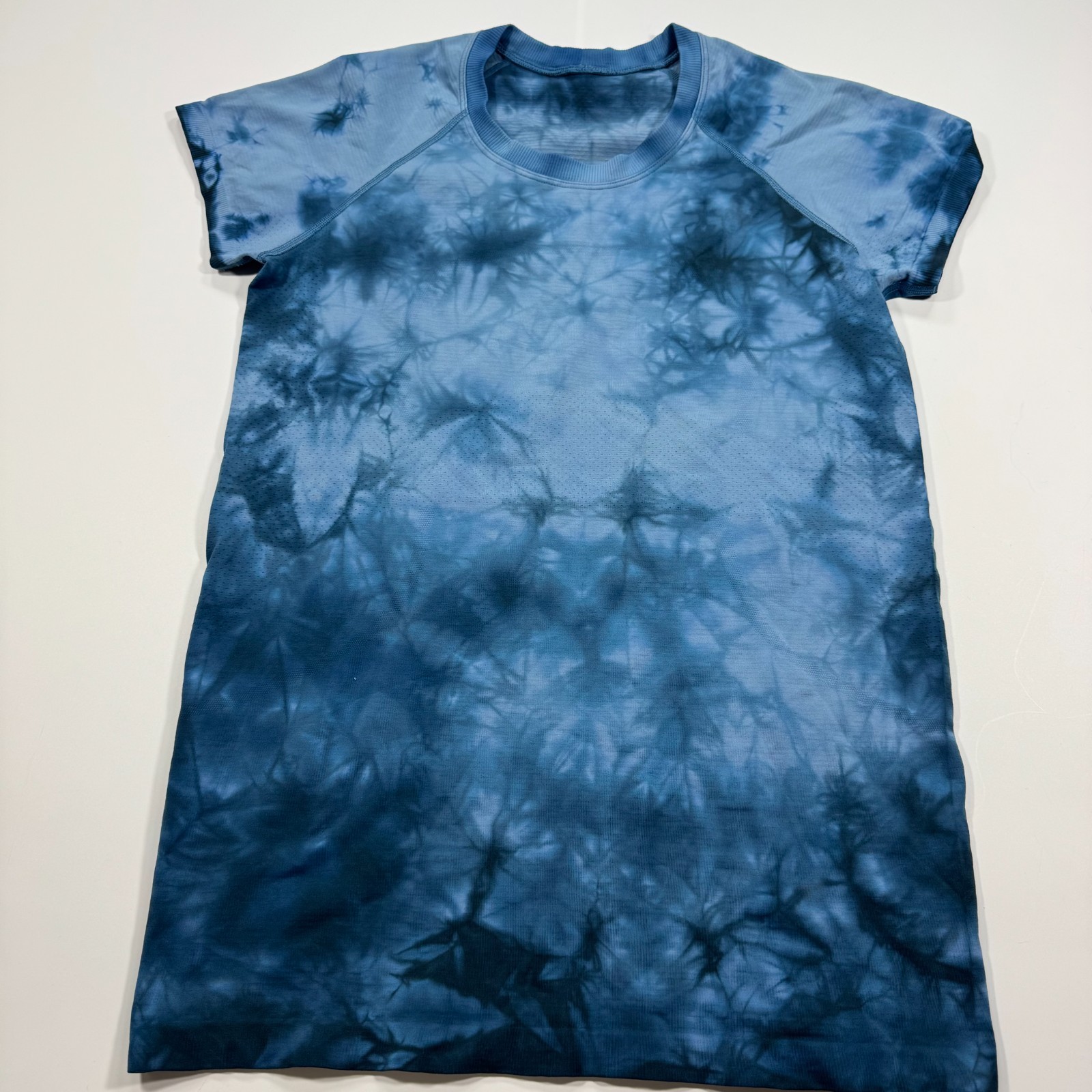 Lululemon Swiftly Tech T-Shirt Women\'s 10 Blue Tie-Dye Raglan Sleeve Performance