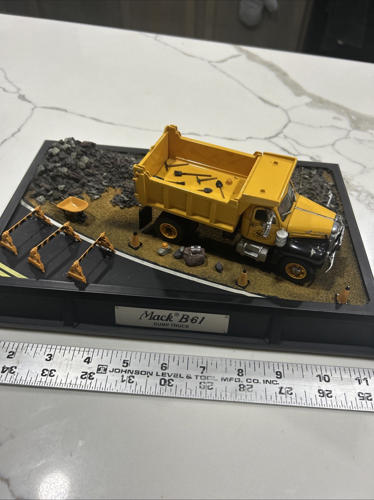 Franklin Mint 1:43 Scale1950 MacB-61 Truck Diorama Model with Accessories Franklin Mint 1:43 Scale1950 MacB-61 Truck Diorama Model with Accessories