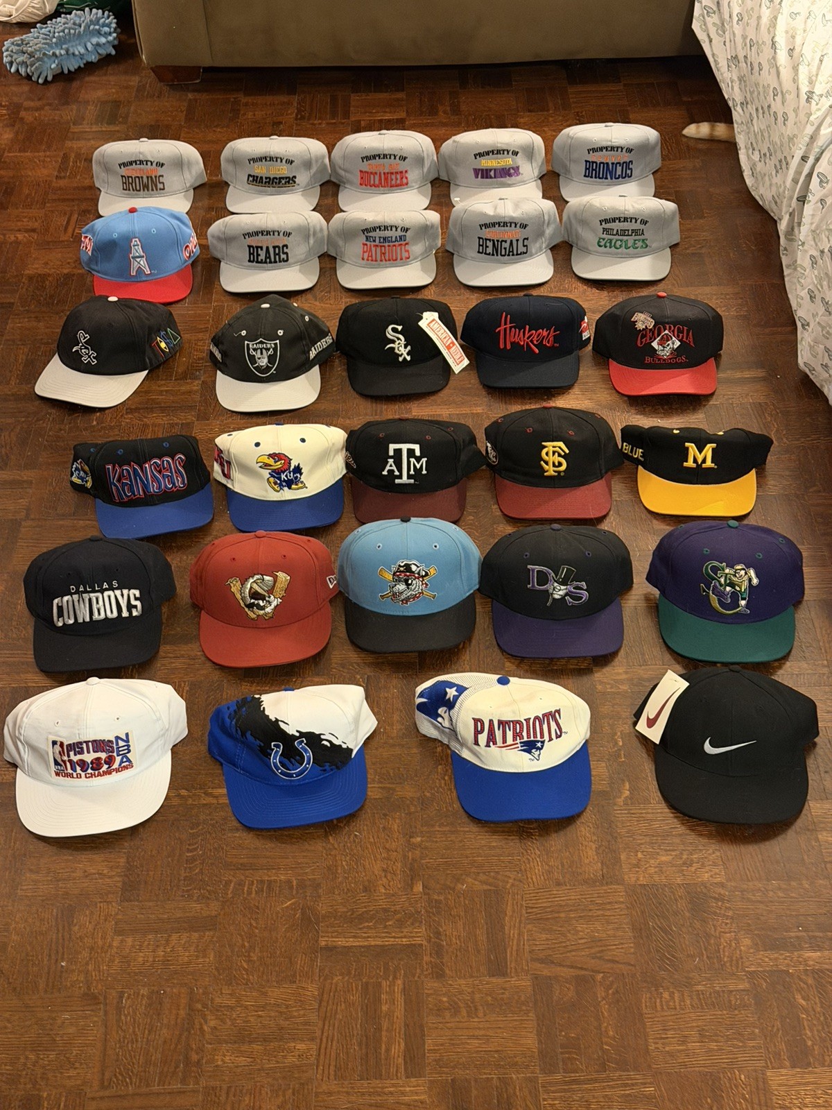 Vintage Sports Snapbacks Lot of 29pcs Vintage Sports Snapbacks Lot of 29pcs