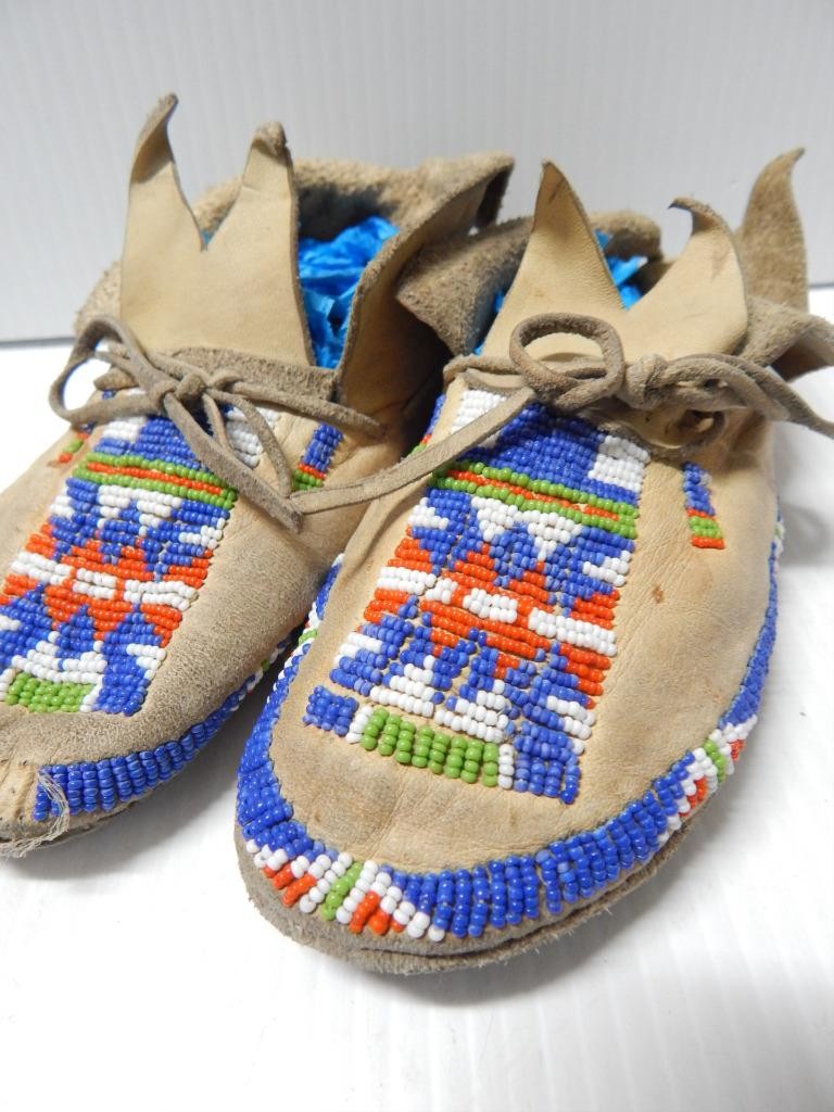VINTAGE 1940s  SO ARAPAHO INDIAN BEADED MOCCASINS - HARD SOLES - ADULT SIZE