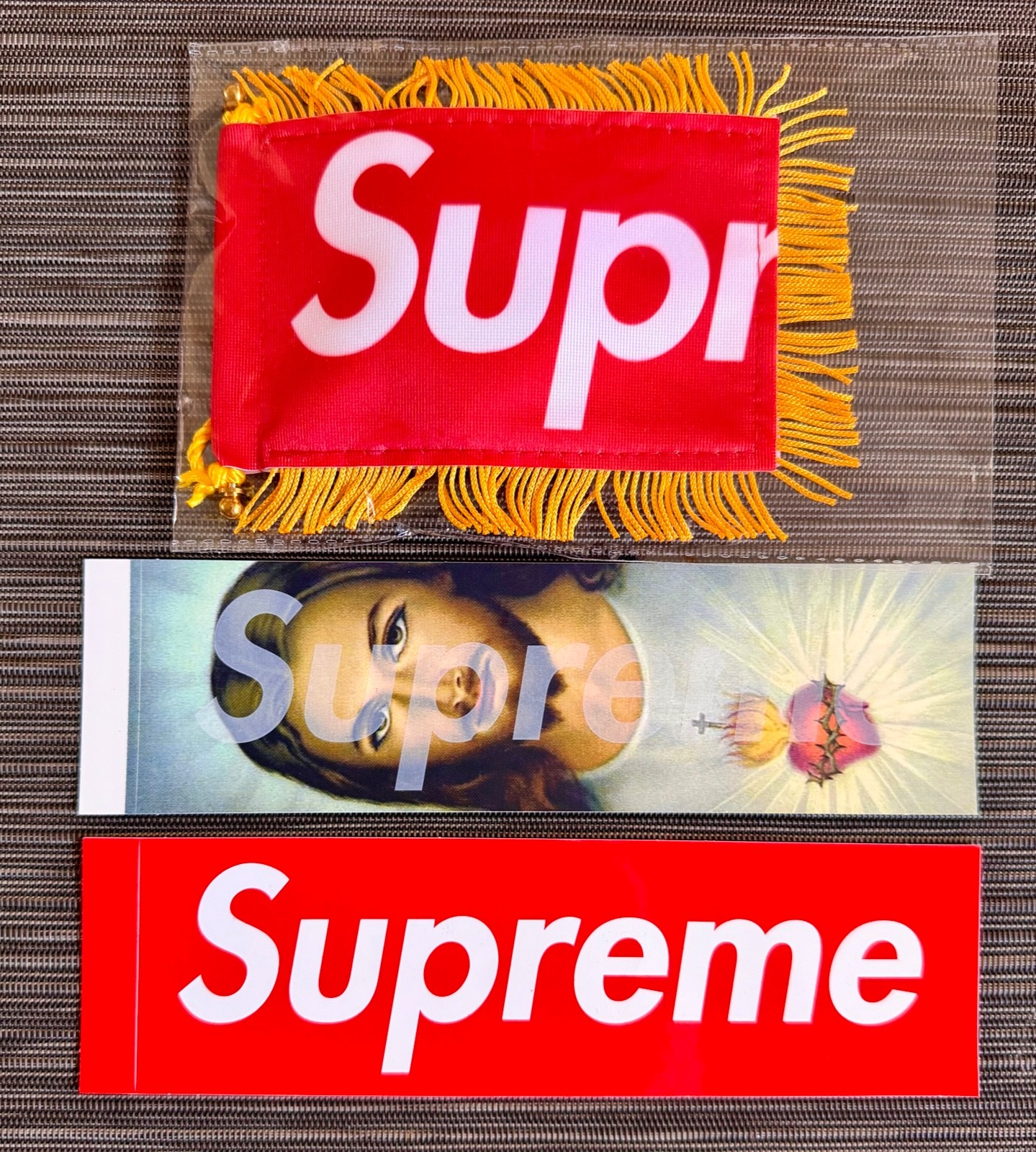 Supreme FW26 Mini Flag Banner & Prayer Card Box Logo Sticker Supreme FW26 Mini Flag Banner & Prayer Card Box Logo Sticker