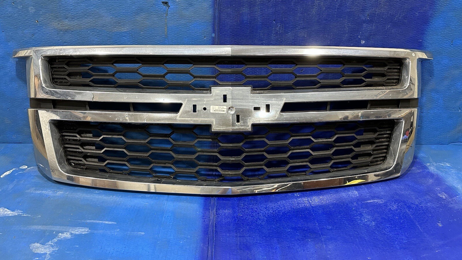 2015-2019 Chevrolet Suburban Tahoe Front Grille Grill Damaged