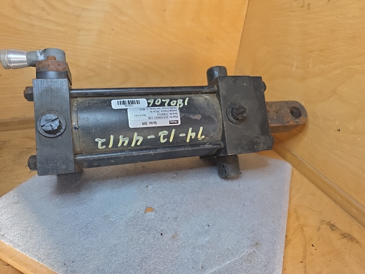 Parker 03.25 D2ANUS14 5.250 NJ2-PD-US-2.062 Pneumatic CYLINDER Trunion Parker 03.25 D2ANUS14 5.250 NJ2-PD-US-2.062 Pneumatic CYLINDER Trunion